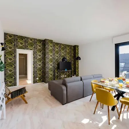 Spacious Apt. With Sunlit Terrace Apartment Milan